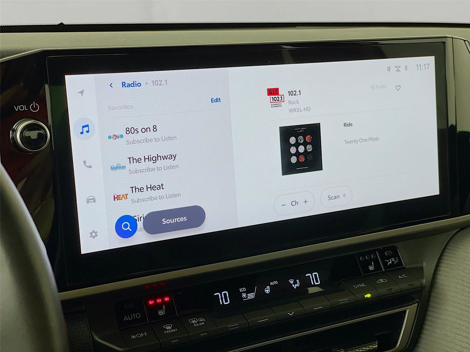 Used 2025 Toyota Camry SE w/ Multimedia Upgrade Package image 17