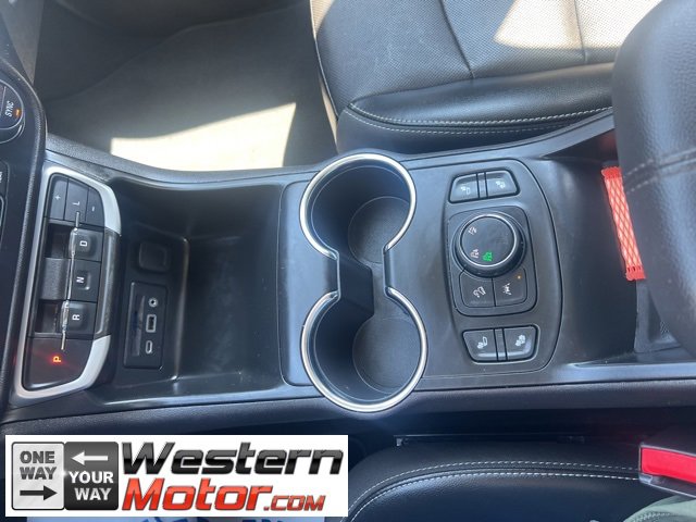 Used 2023 GMC Terrain SLT image 13