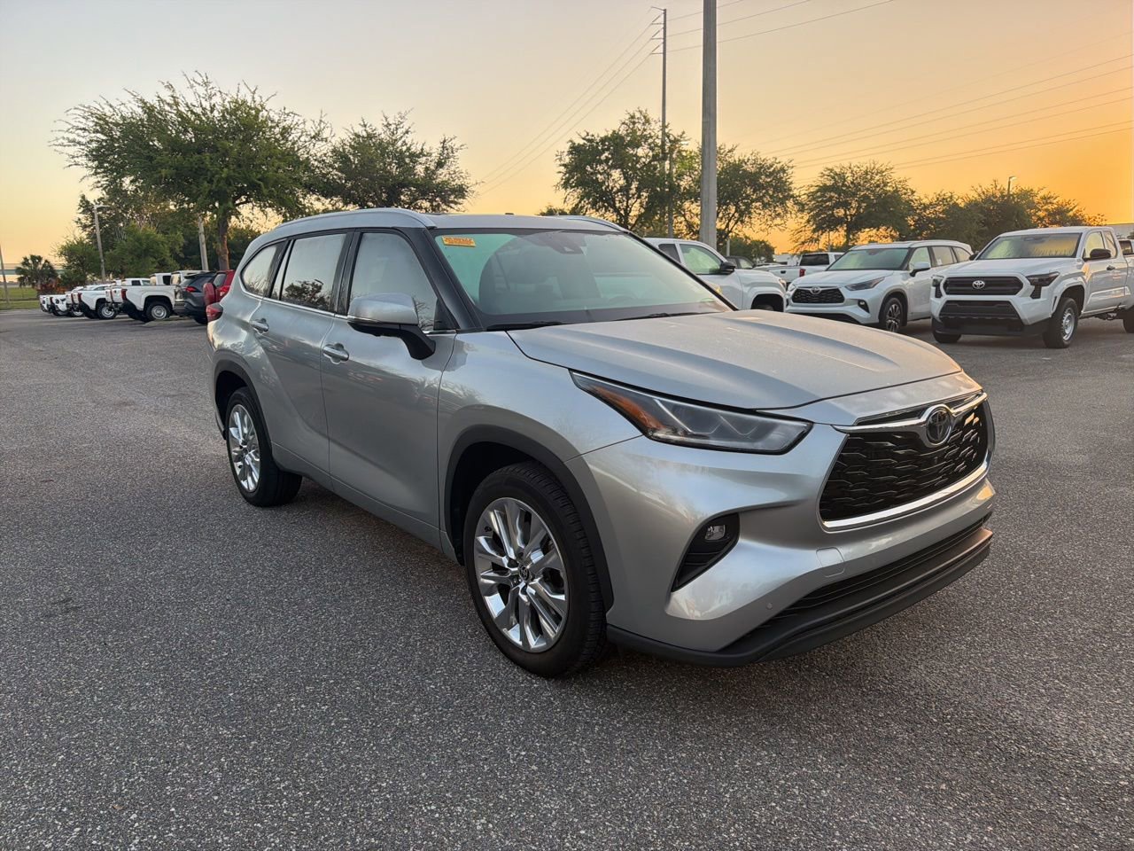 Used 2023 Toyota Highlander Limited image 7