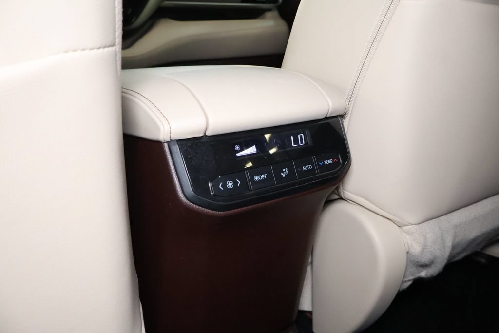 Used 2021 Toyota Highlander XLE AWD/4WD image 15