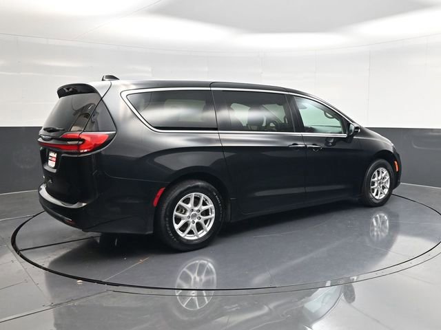 Used 2023 Chrysler Pacifica Touring-L image 3