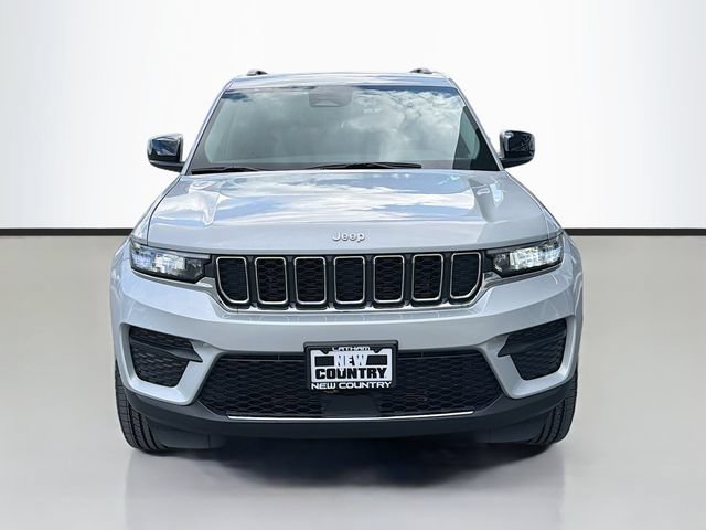 Used 2023 Jeep Grand Cherokee Laredo AWD/4WD image 2