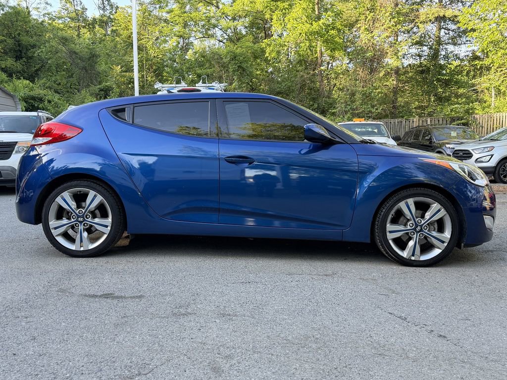 Used 2017 Hyundai Veloster Value Edition FWD image 8