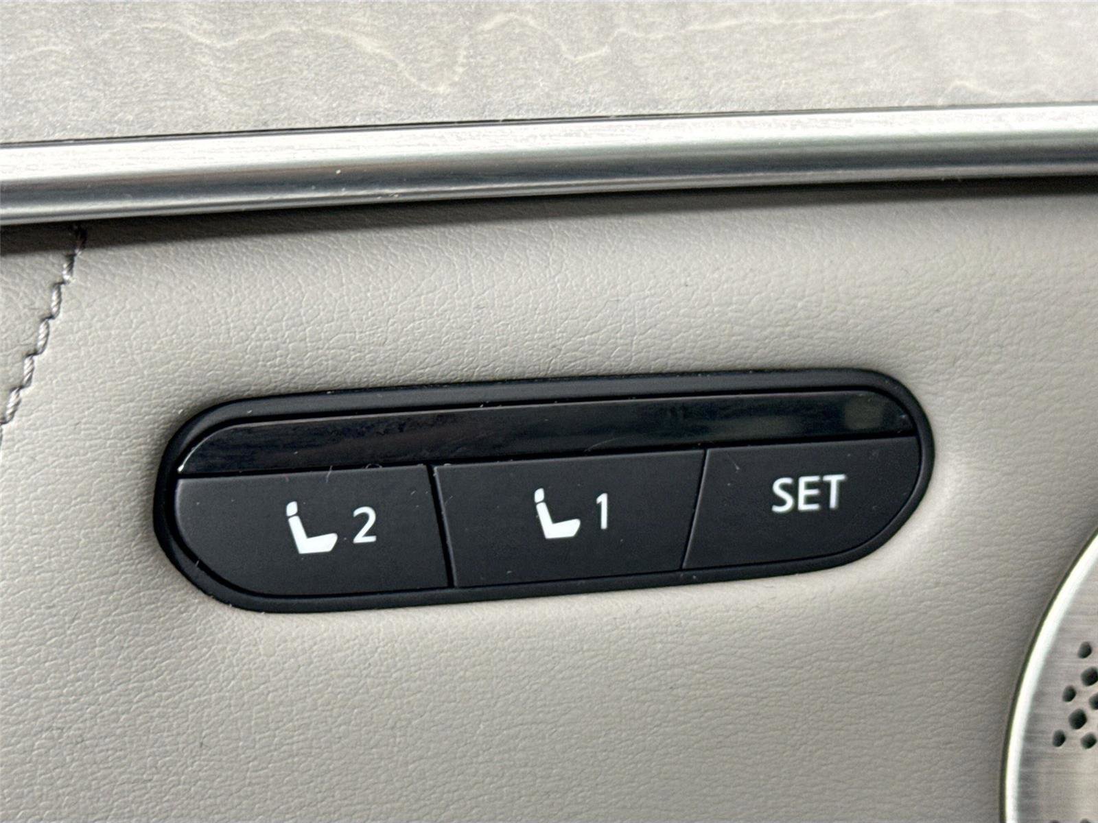 Used 2023 INFINITI QX50 Sensory image 31