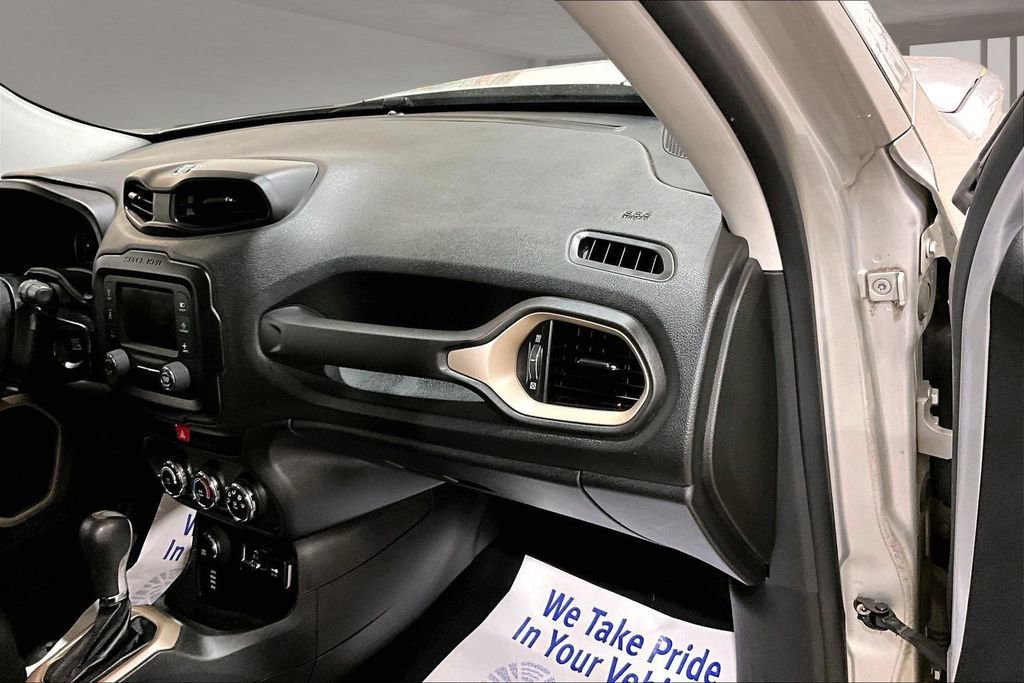 Used 2016 Jeep Renegade Latitude AWD/4WD image 17