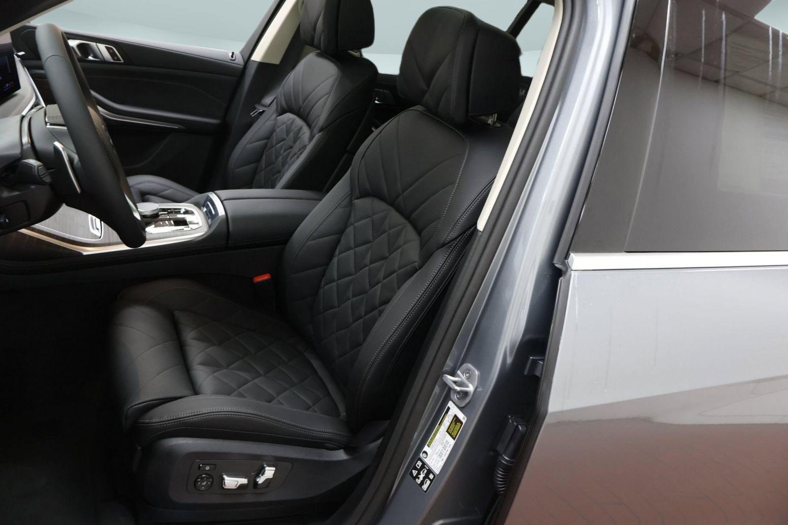 Used 2025 BMW X7 xDrive40i w/ Premium Package AWD/4WD image 5