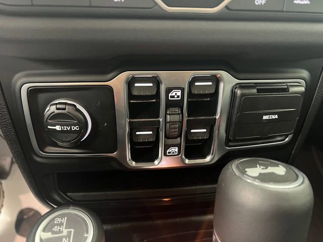 Used 2025 Jeep Wrangler Sahara image 40