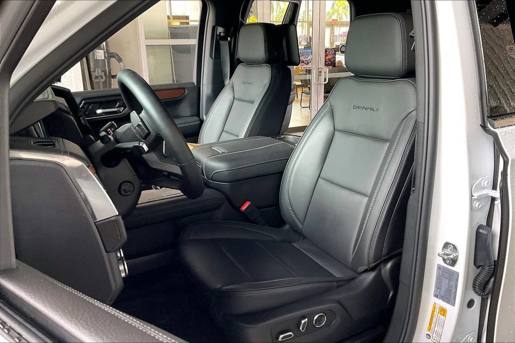 Used 2026 GMC Yukon Denali w/ Denali Reserve Package AWD/4WD image 3