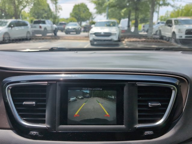 Used 2018 Chrysler Pacifica Touring-L FWD image 12