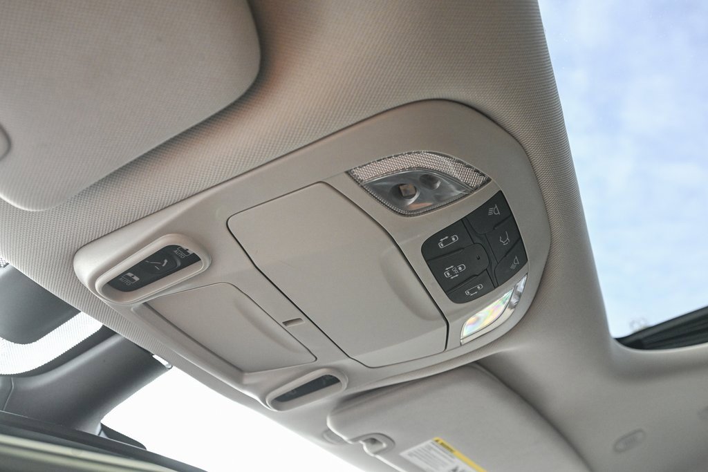 Used 2021 Chrysler Pacifica Limited w/ Uconnect Theater Family Group image 41