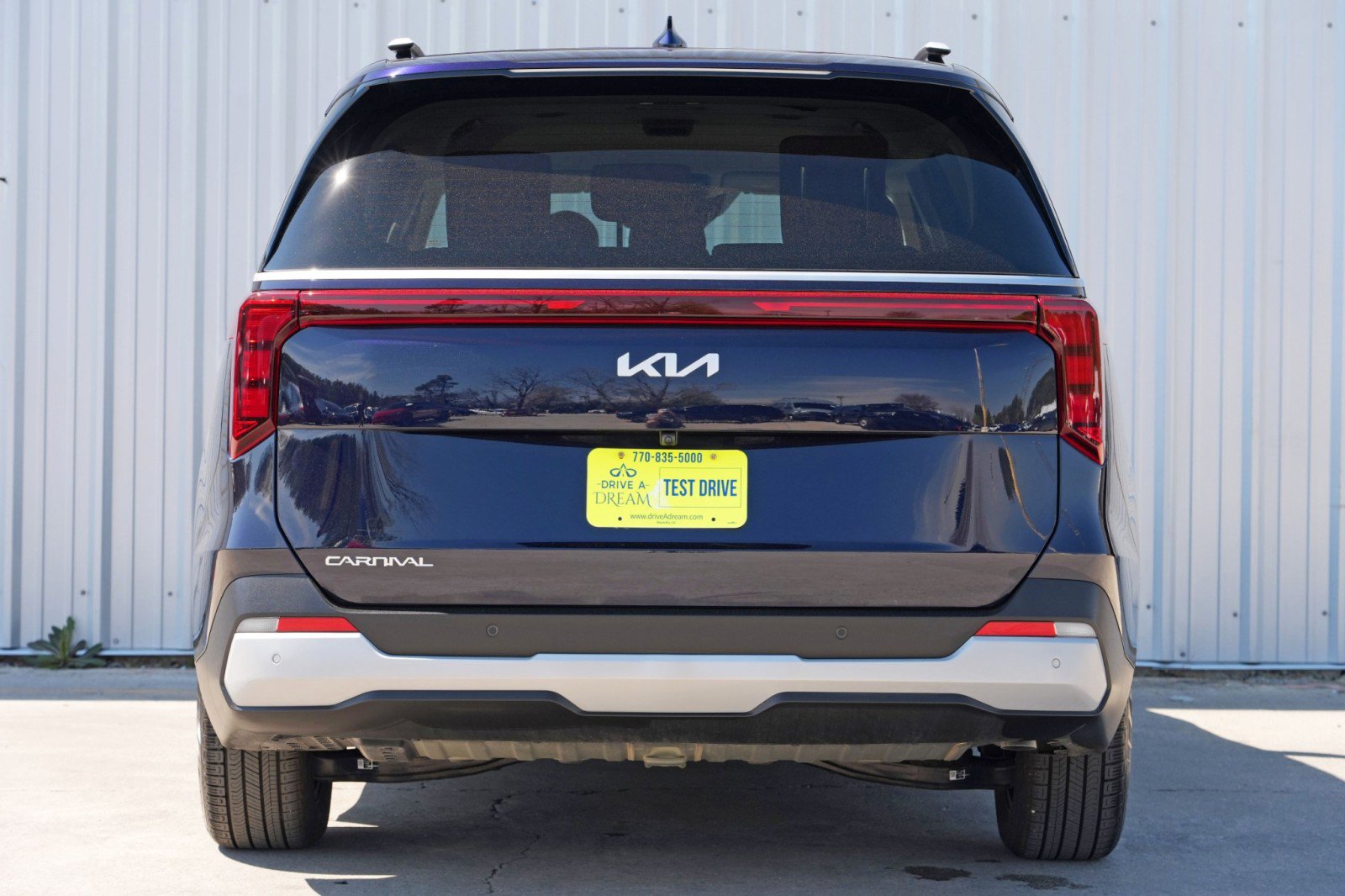 Used 2025 Kia Carnival EX FWD image 11