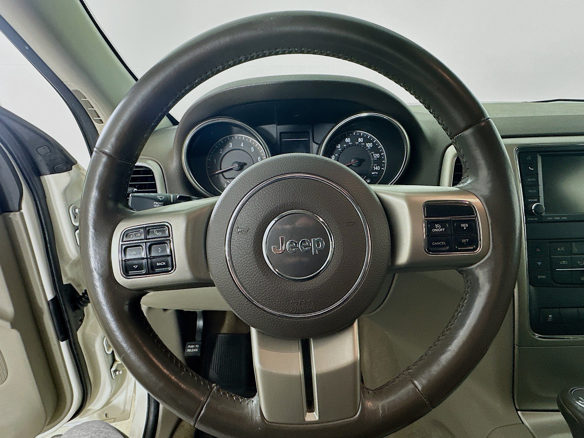 Used 2011 Jeep Grand Cherokee Laredo AWD/4WD image 11