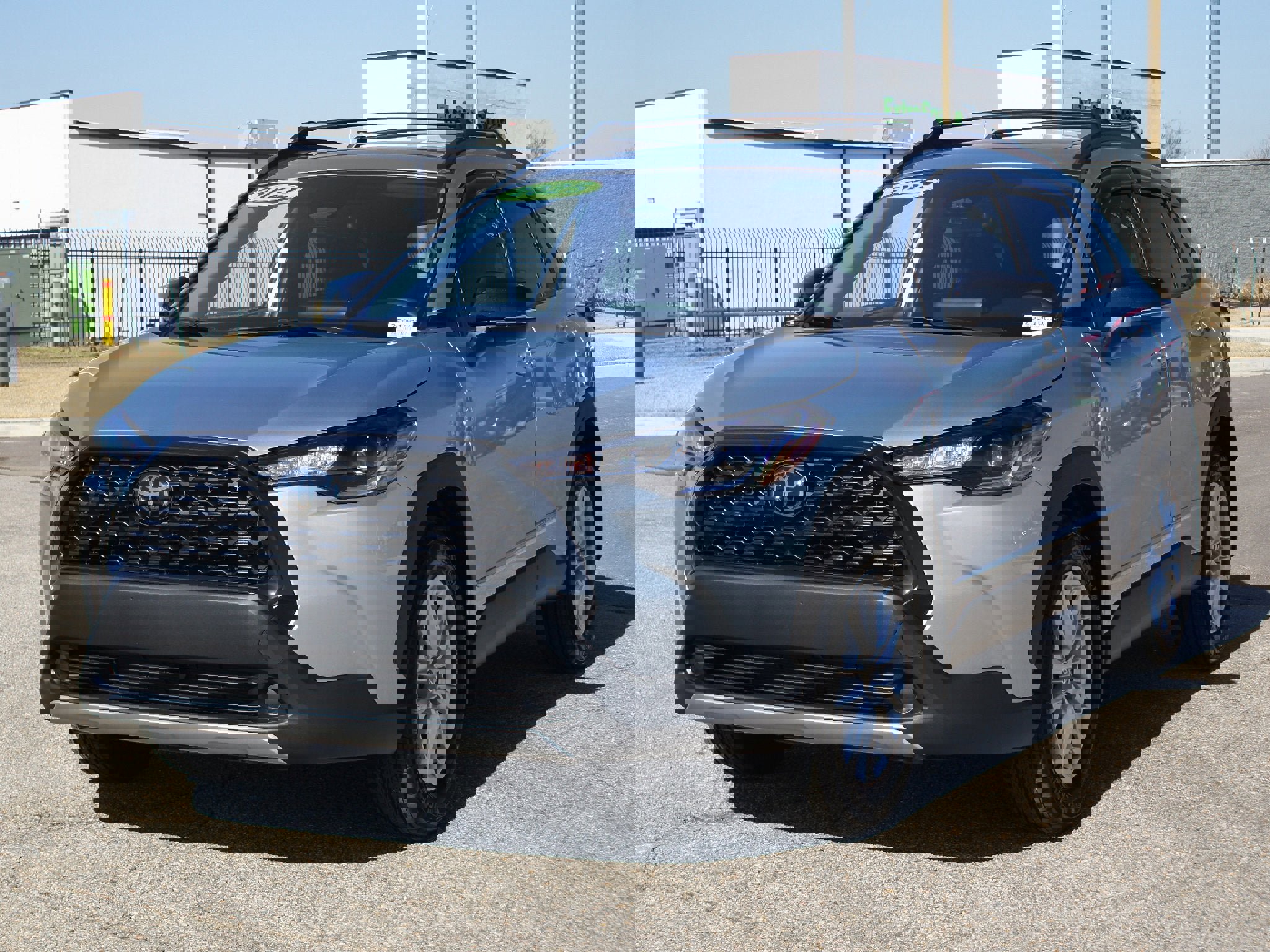 Used 2025 Toyota Corolla Cross LE image 2