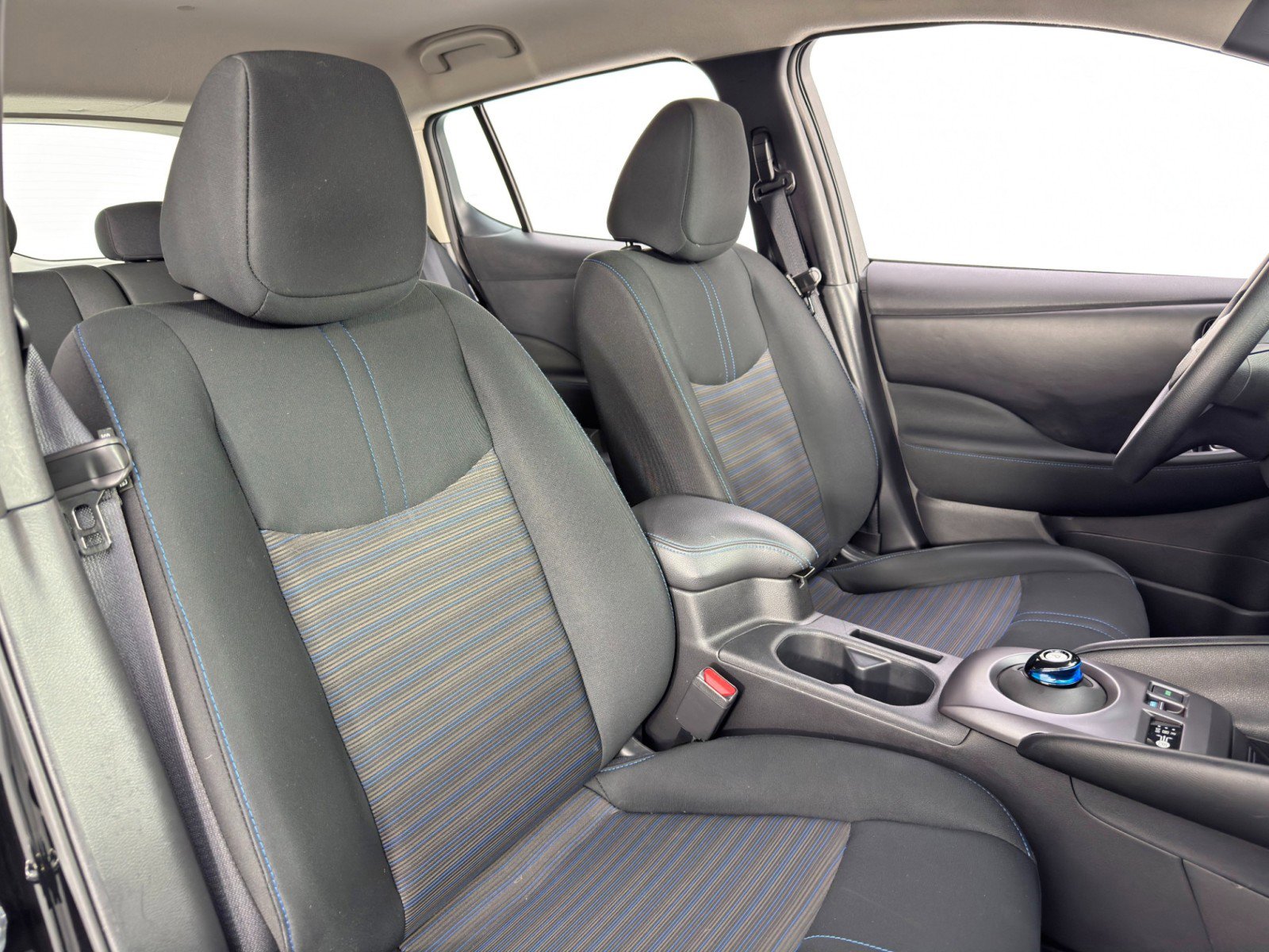 Used 2025 Nissan Leaf S image 31
