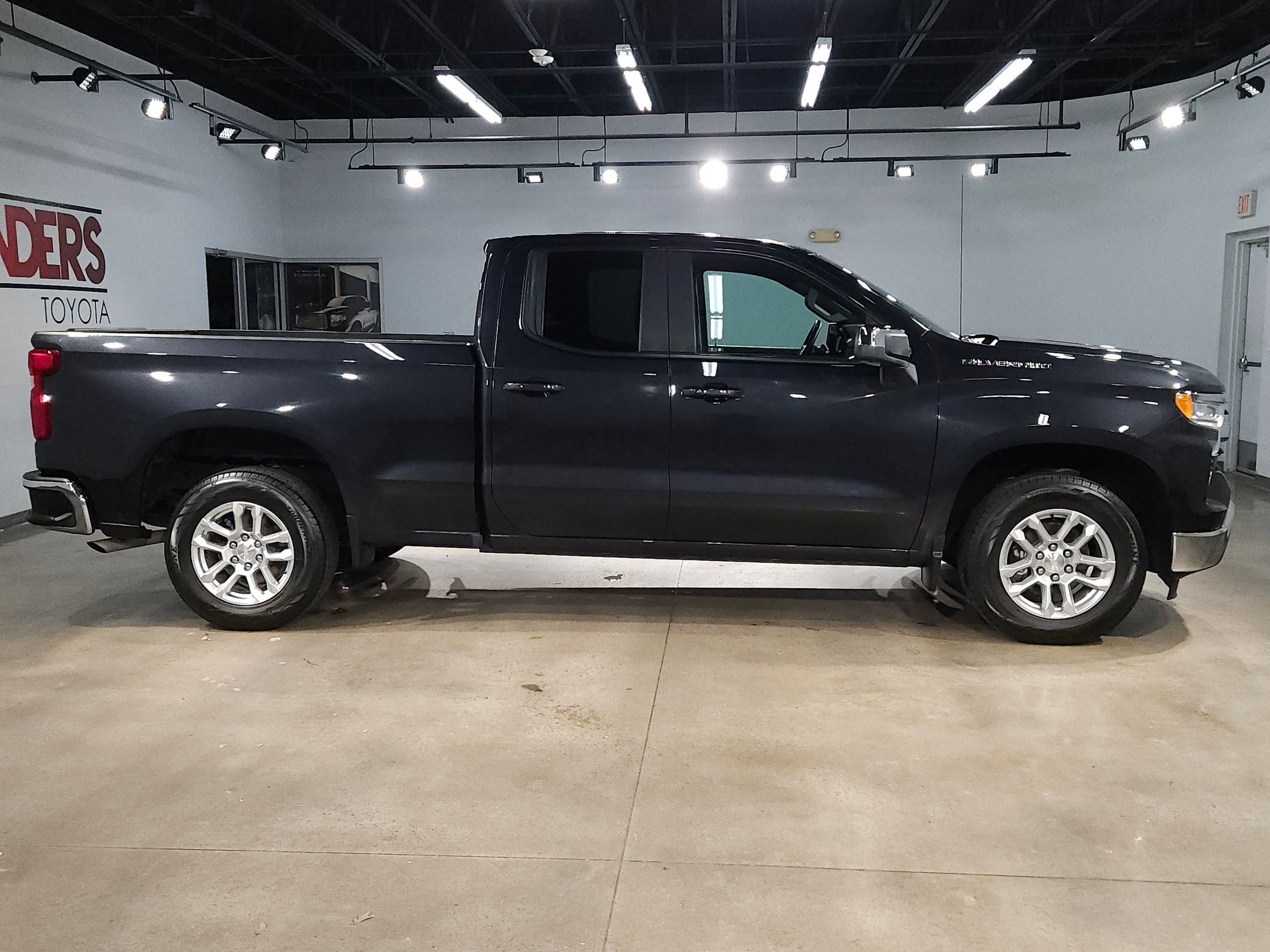 Used 2023 Chevrolet Silverado 1500 LT image 8