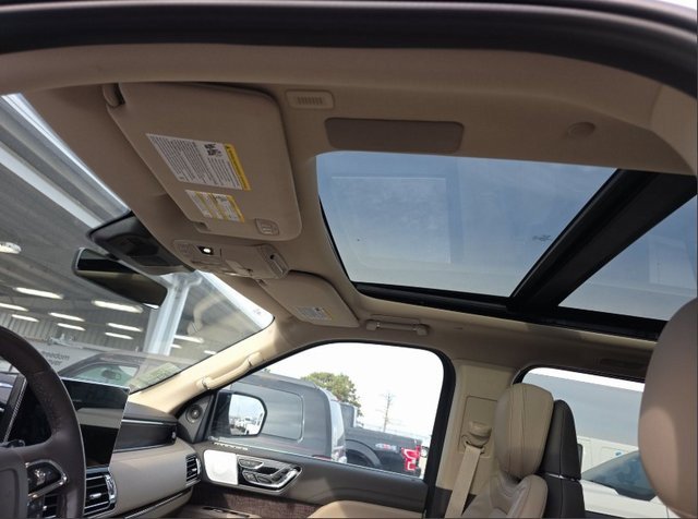 Used 2024 Lincoln Navigator Reserve image 13