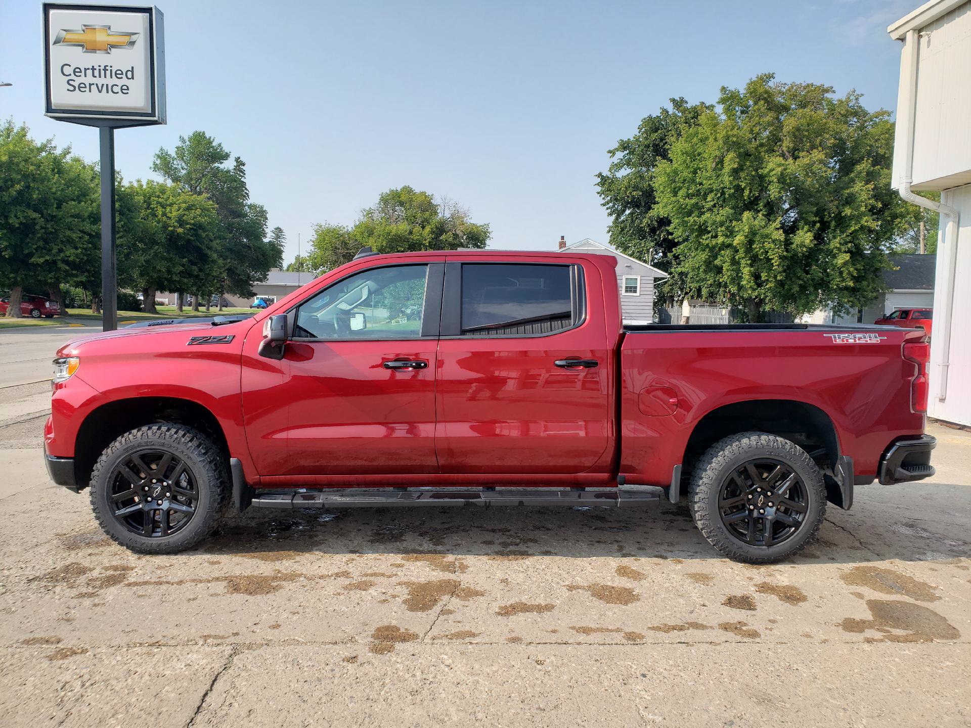 Used 2024 Chevrolet Silverado 1500 LT Trail Boss w/ LT Trail Boss Premium Package AWD/4WD image 2