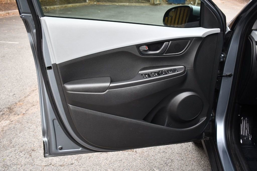 Used 2019 Hyundai Kona SE w/ Cargo Package image 11