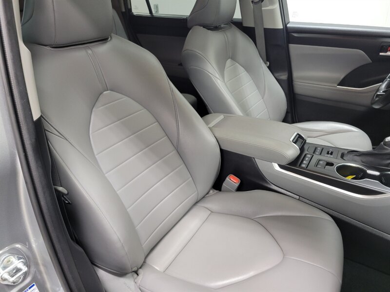 Used 2021 Toyota Highlander XLE AWD/4WD image 44