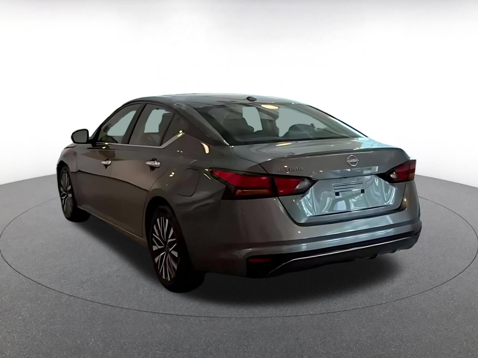 Used 2025 Nissan Altima 2.5 SV FWD image 6