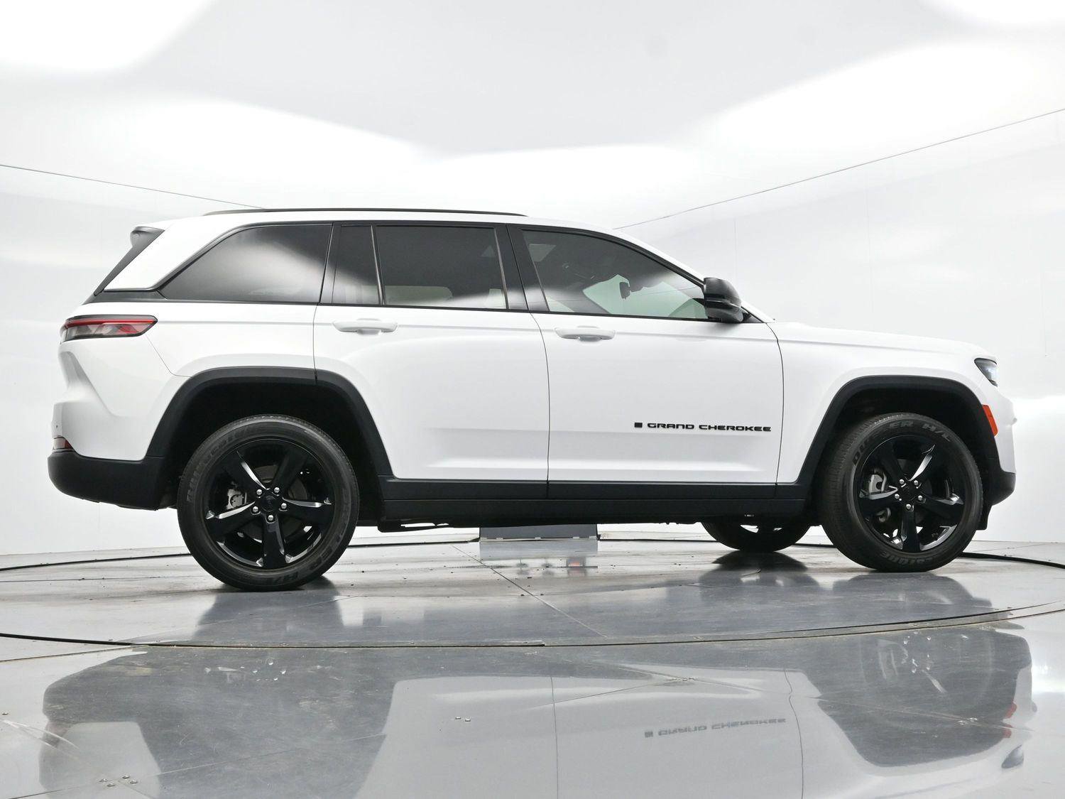 Used 2023 Jeep Grand Cherokee Altitude AWD/4WD image 46