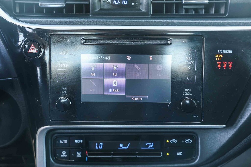Used 2019 Toyota Corolla LE w/ Carpet Mat Package (TMS) FWD image 4