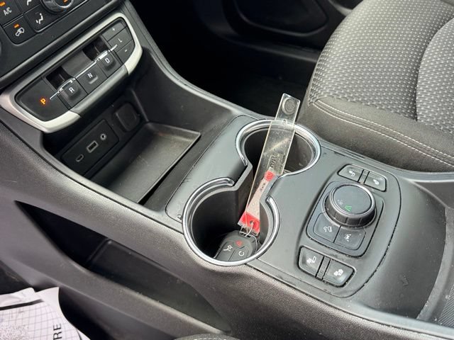 Used 2024 GMC Terrain SLE w/ Driver Convenience Package FWD image 17