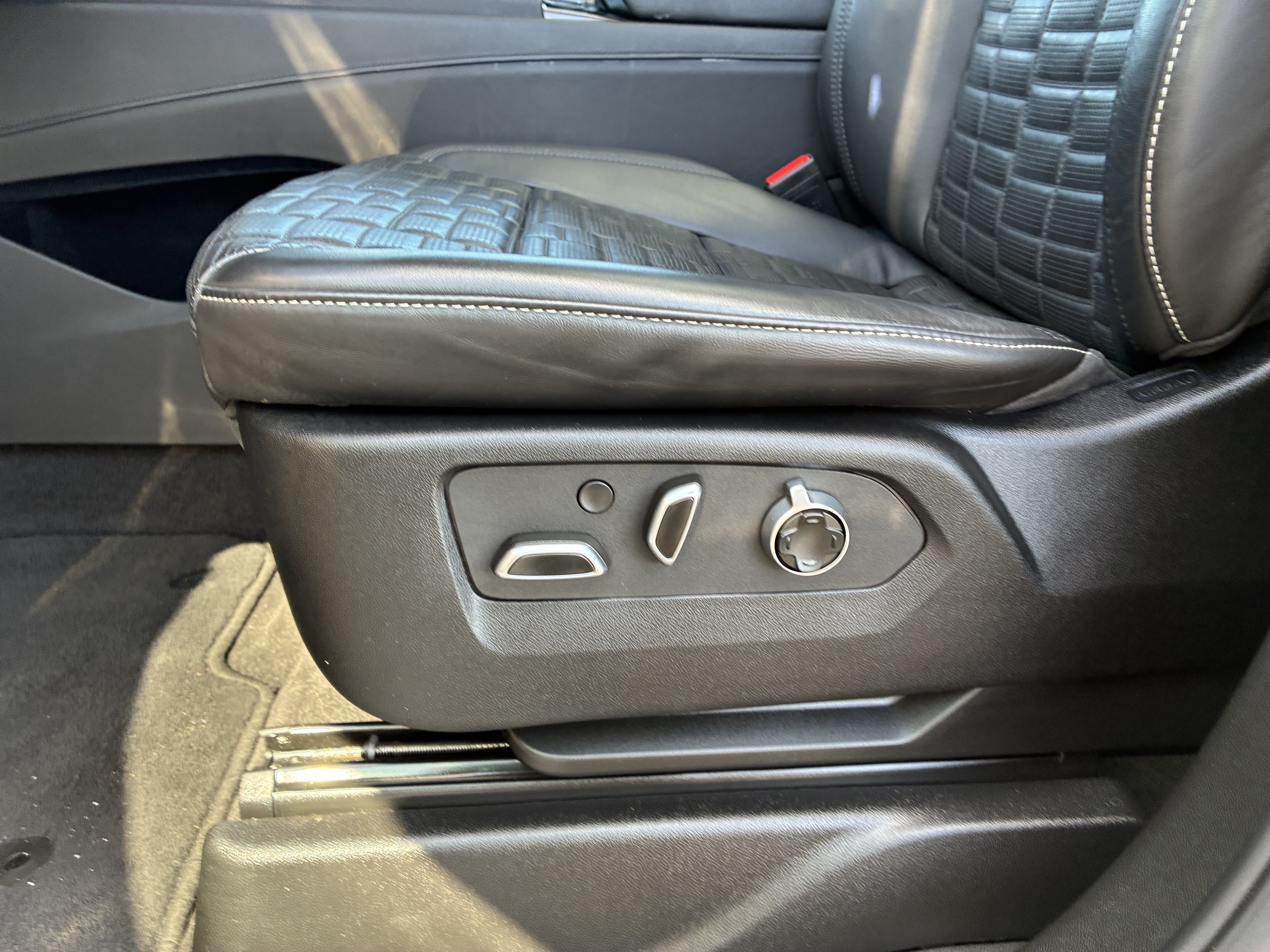 Used 2024 Cadillac Escalade Sport Platinum w/ LPO, ONYX Package AWD/4WD image 28