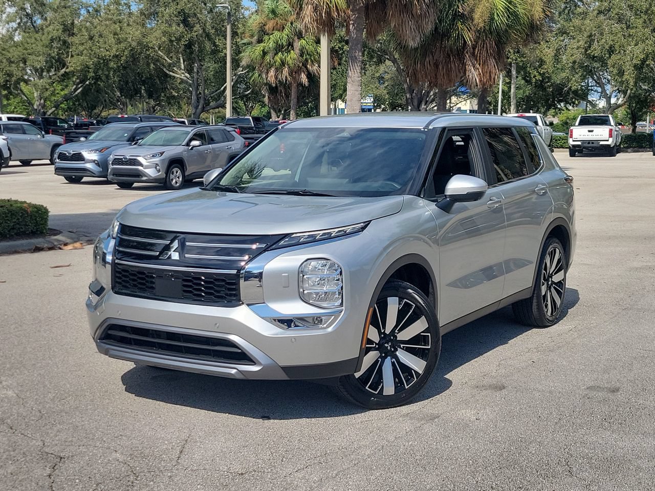 Used 2025 Mitsubishi Outlander SE
