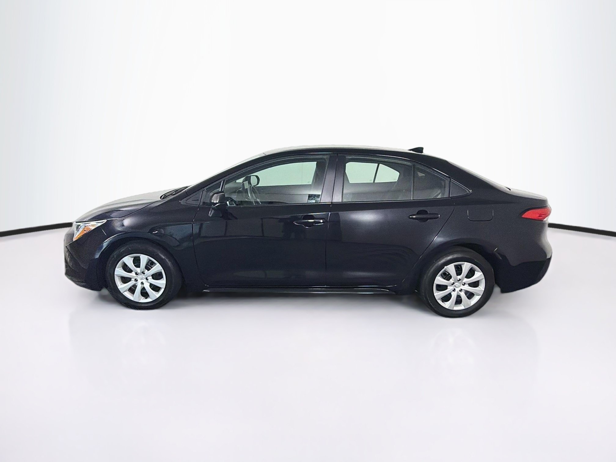 Used 2025 Toyota Corolla LE FWD image 4