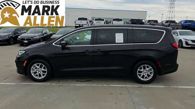 Used 2023 Chrysler Pacifica Touring-L FWD image 5