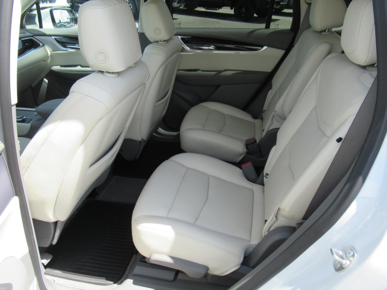 Used 2024 Cadillac XT6 Premium Luxury w/ Technology Package AWD/4WD image 35