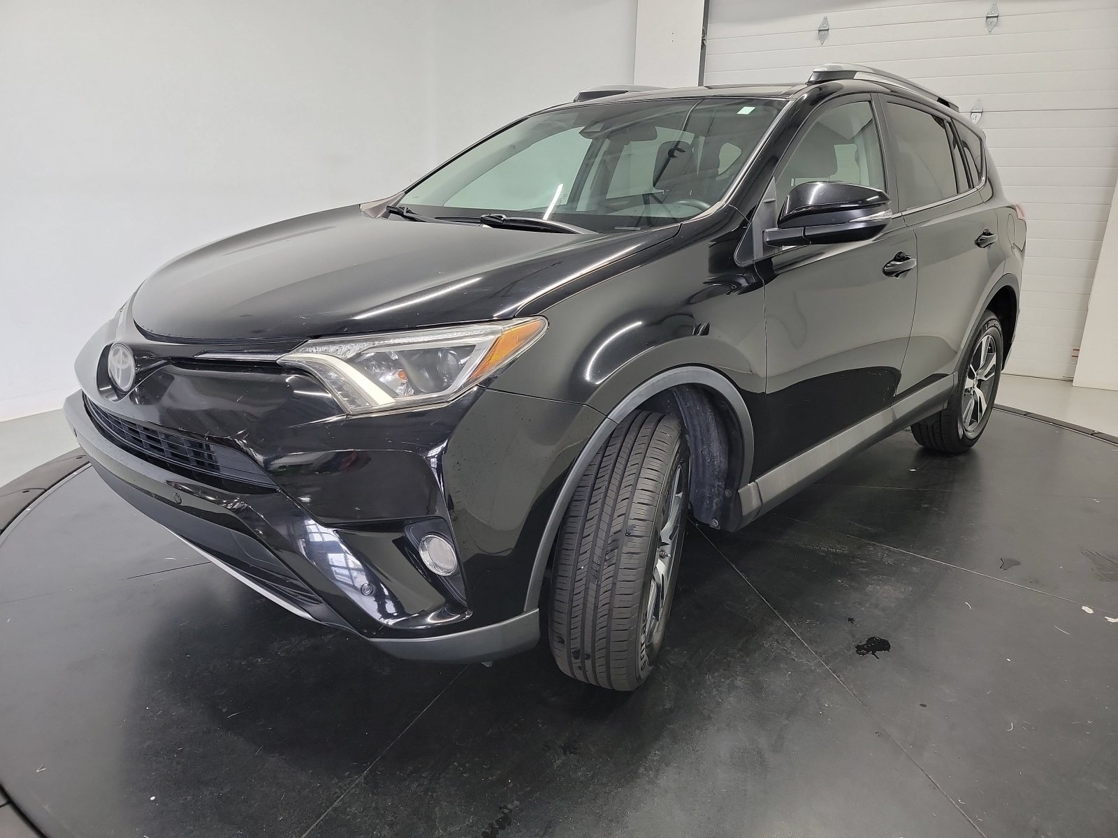Used 2018 Toyota RAV4 XLE FWD image 3