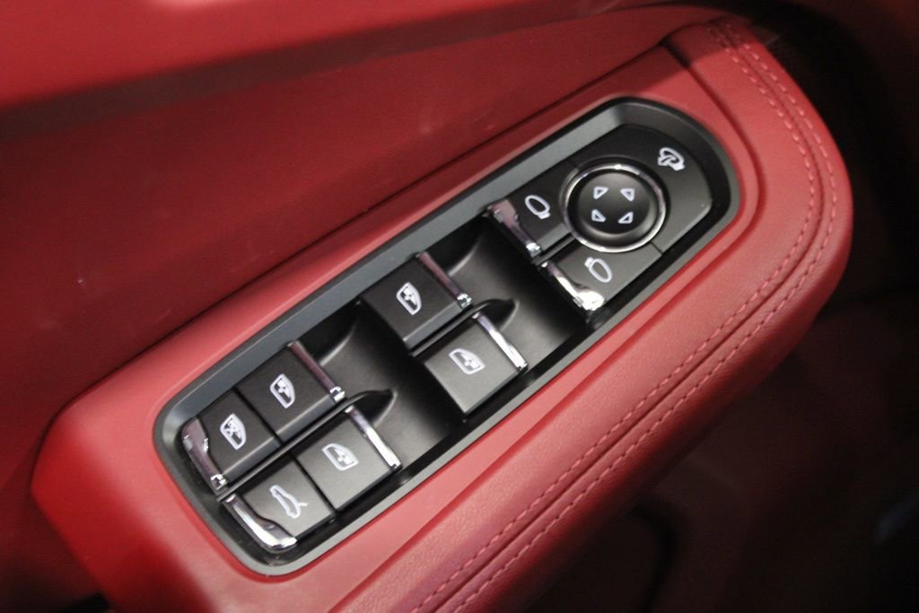 Certified 2025 Porsche Macan AWD/4WD image 19