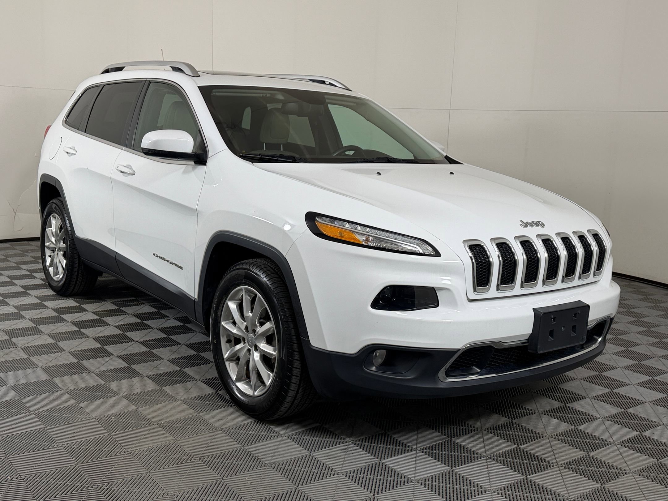 Used 2016 Jeep Cherokee Limited w/ Luxury Group image 8