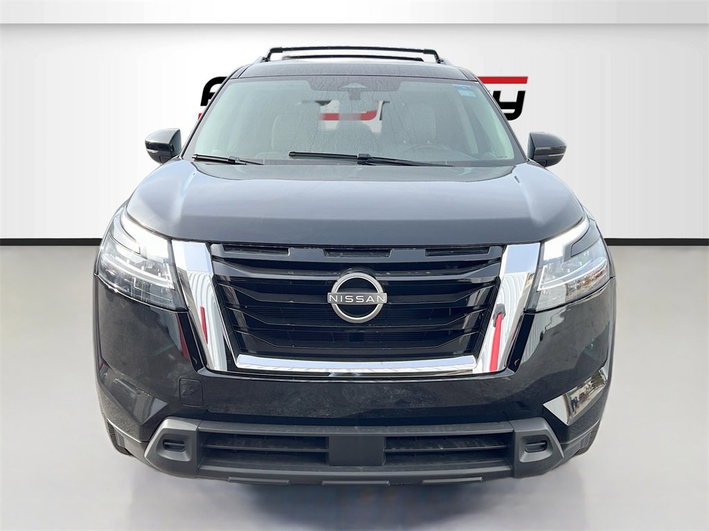 Used 2022 Nissan Pathfinder SV image 2