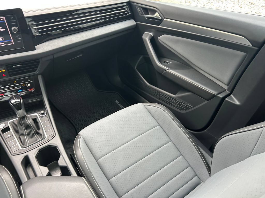 Certified 2025 Volkswagen Jetta SE FWD image 11
