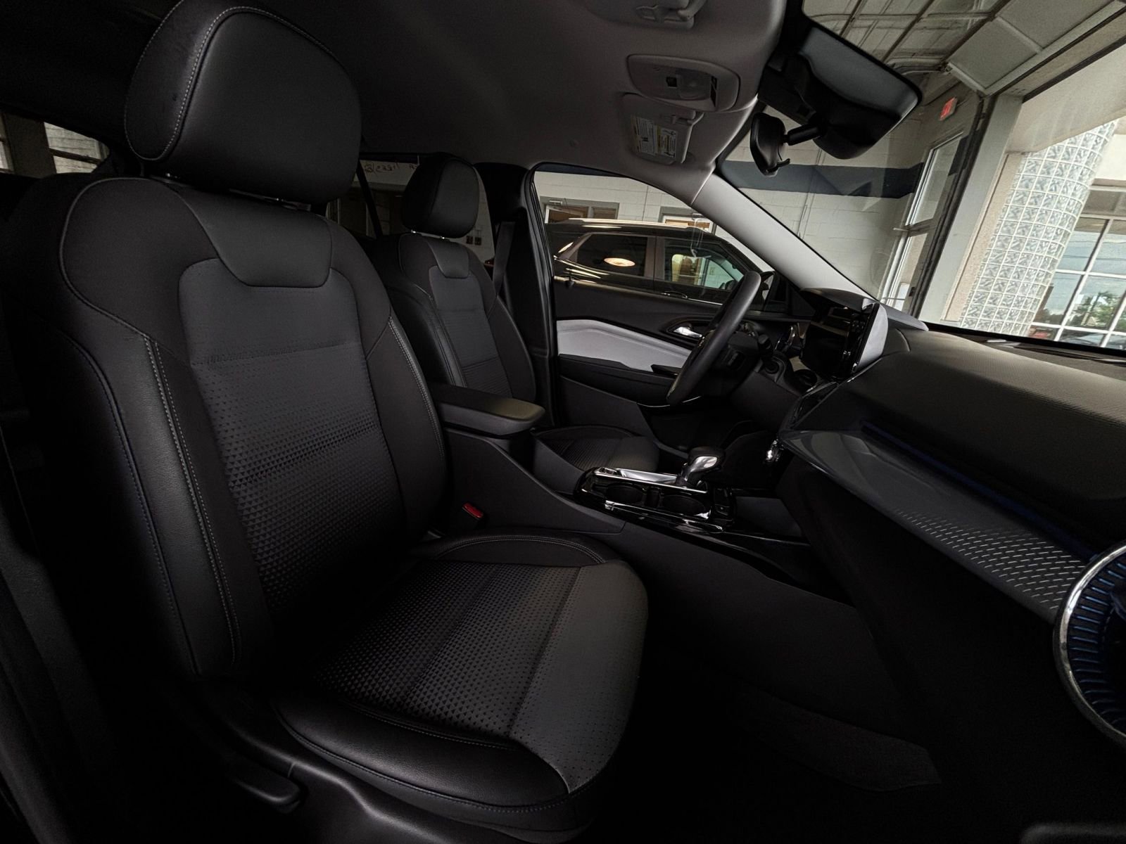 Used 2025 Chevrolet Trax LT w/ LT Convenience Package FWD image 39