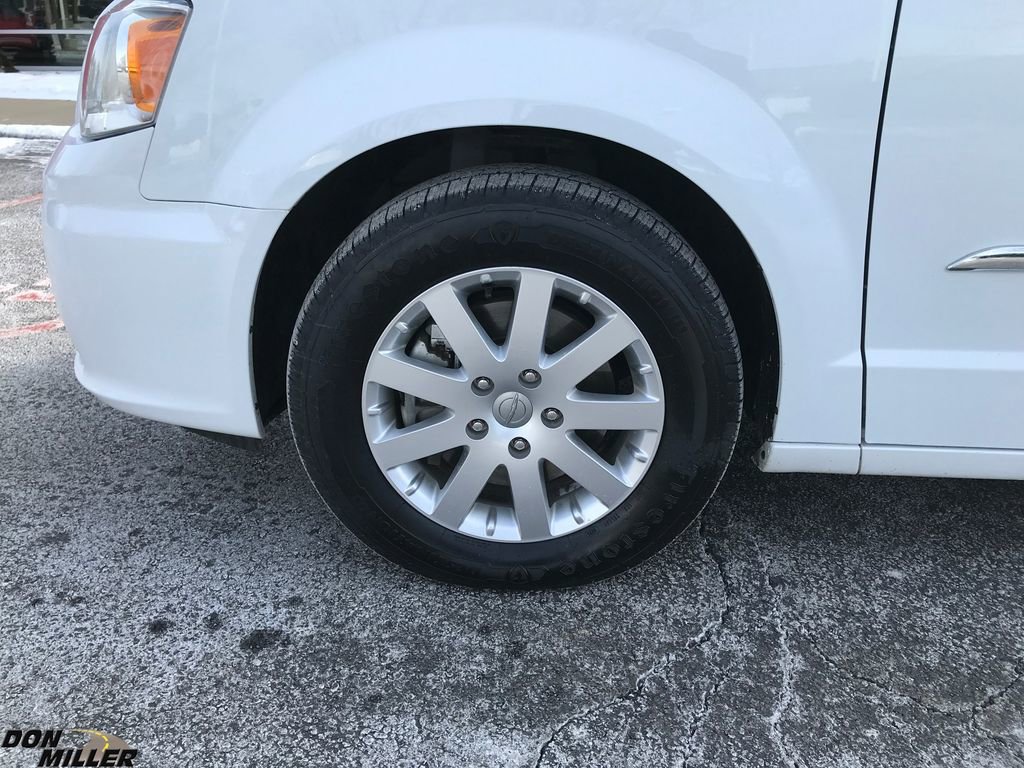 Certified 2016 Chrysler Town & Country Touring w/ Driver Convenience Group image 9