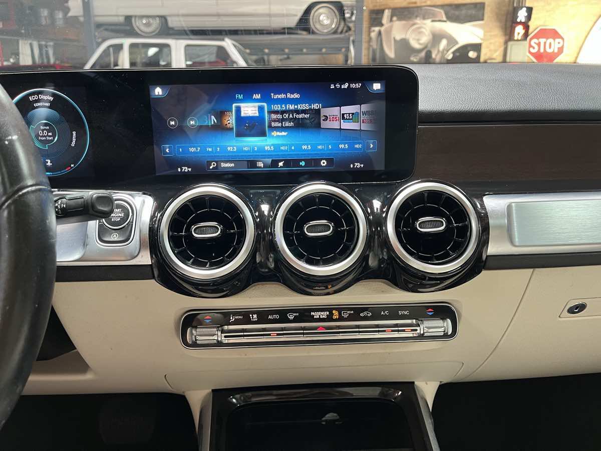 Used 2020 Mercedes-Benz GLB 250 4MATIC w/ Premium Package image 18