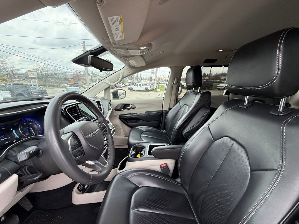 Used 2023 Chrysler Pacifica Touring-L image 11