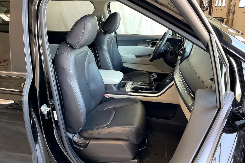 Used 2024 Kia Carnival LX FWD image 7