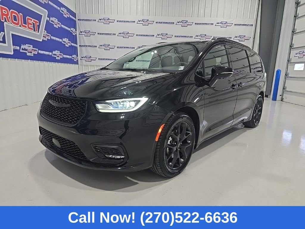 Used 2025 Chrysler Pacifica Limited image 1