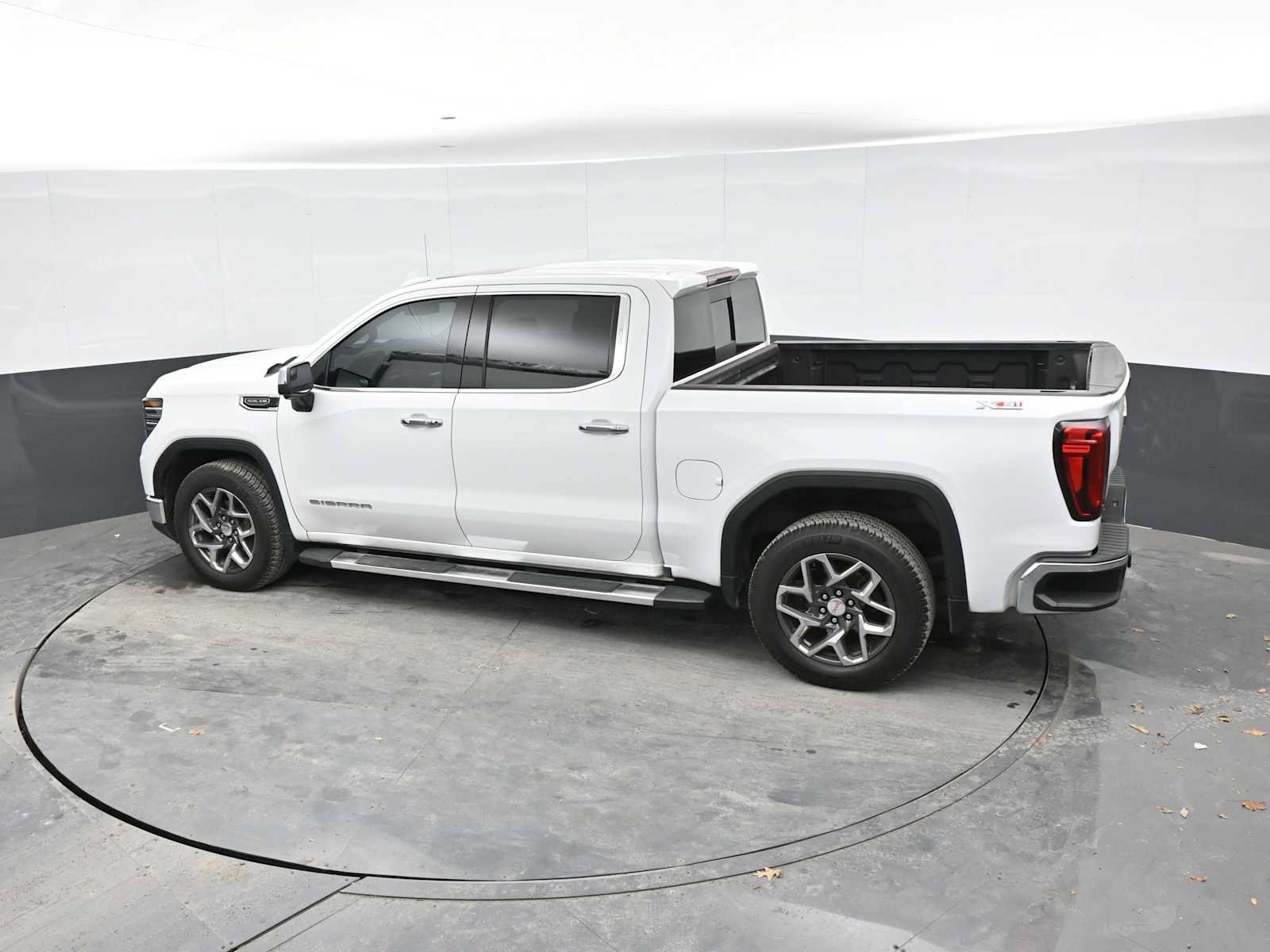 Used 2023 GMC Sierra 1500 SLT w/ SLT Premium Package AWD/4WD image 13