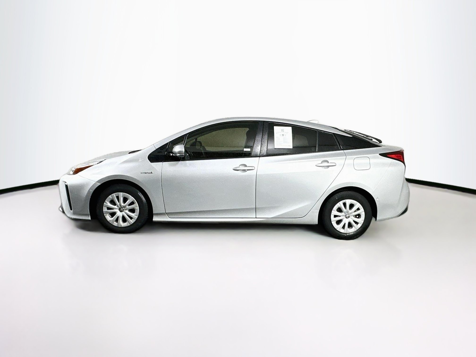 Used 2020 Toyota Prius LE FWD image 4