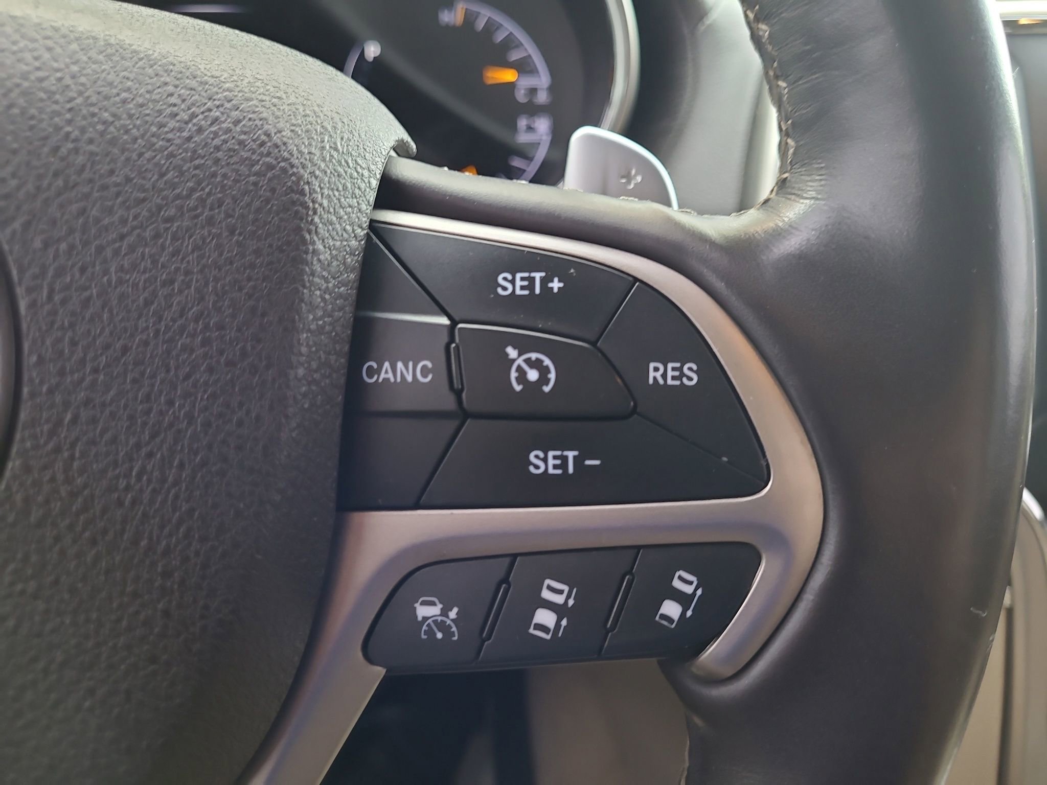 Used 2015 Jeep Grand Cherokee Overland w/ Advanced Technology Group image 16