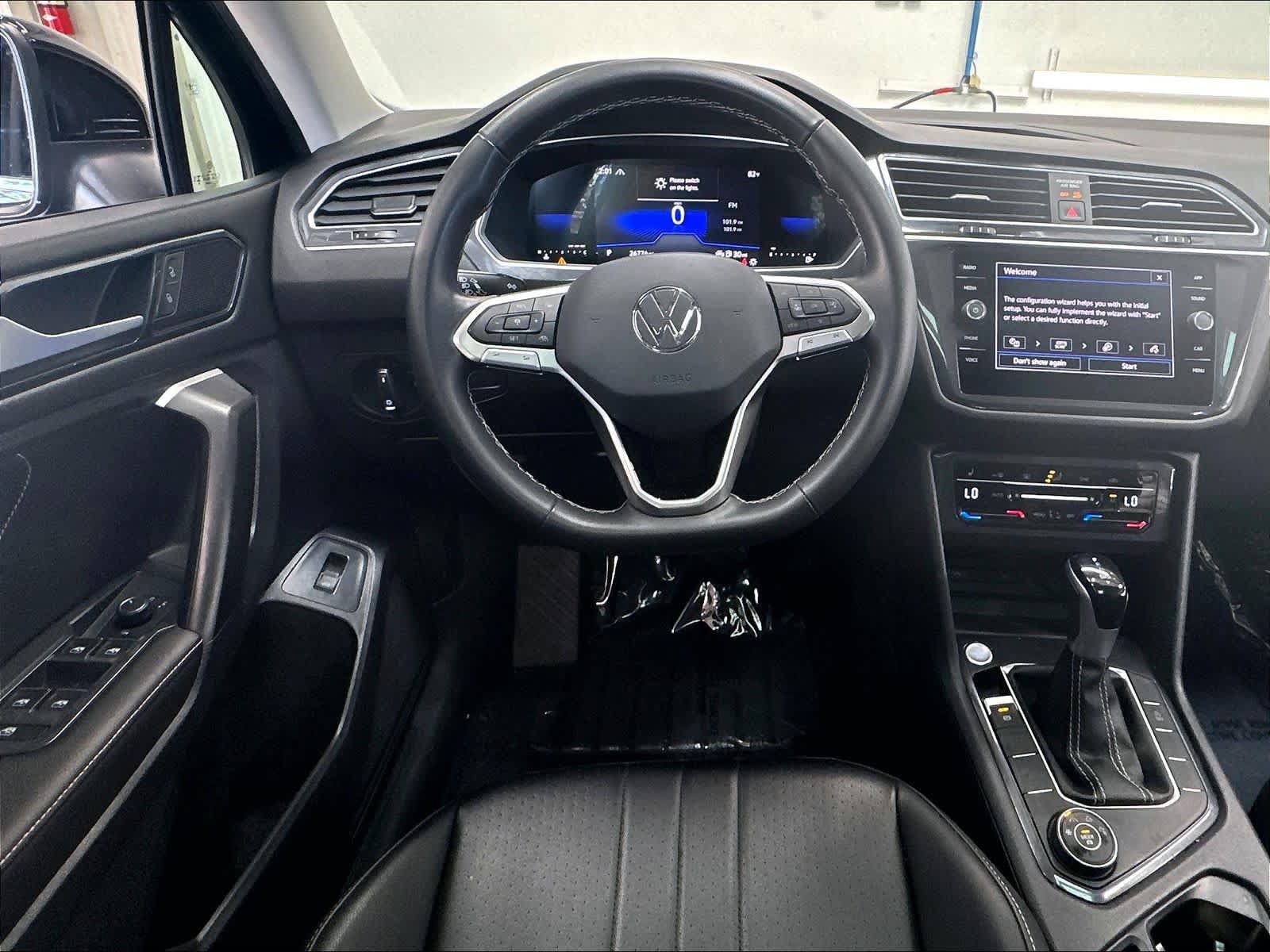 Used 2024 Volkswagen Tiguan SE w/ Panoramic Sunroof Package AWD/4WD image 11