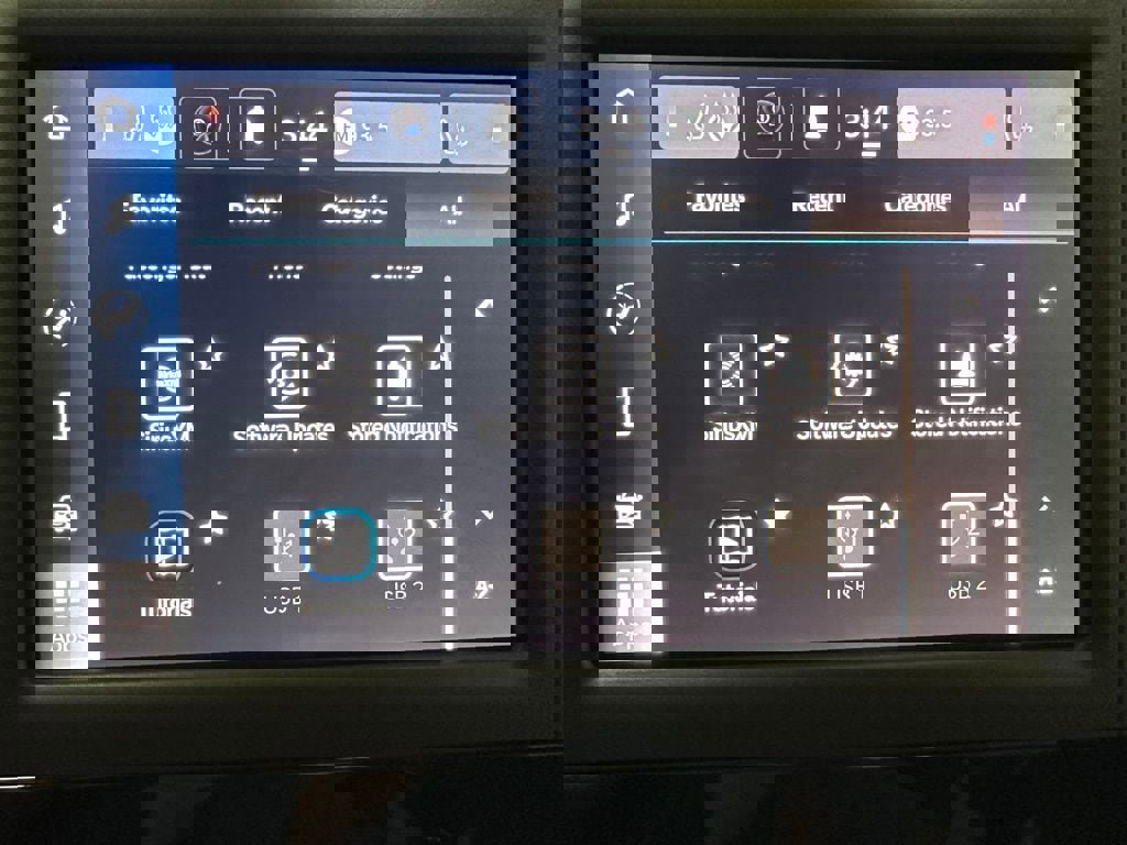 Used 2023 Chrysler Voyager LX image 38