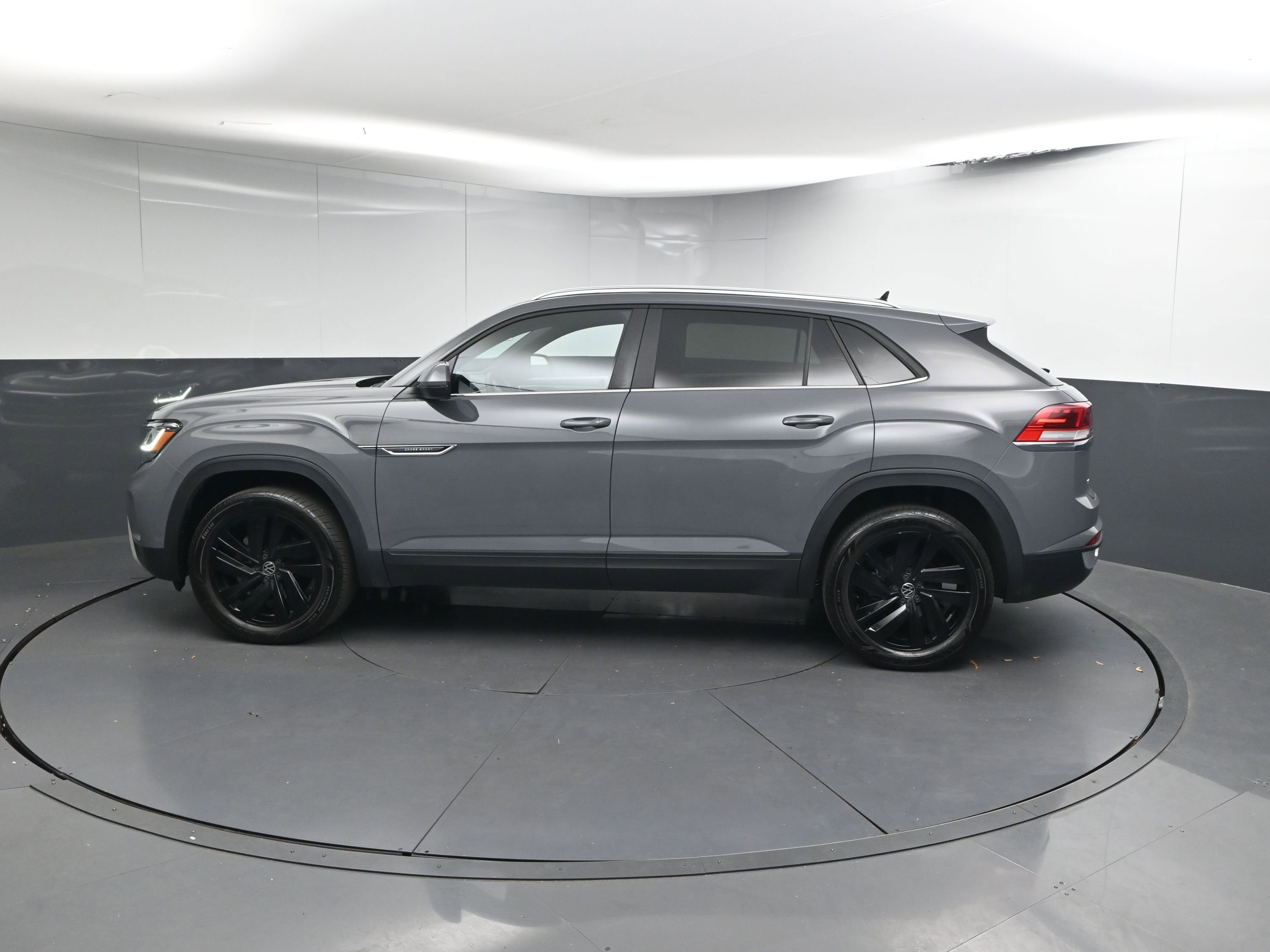 Used 2023 Volkswagen Atlas Cross Sport SE image 2