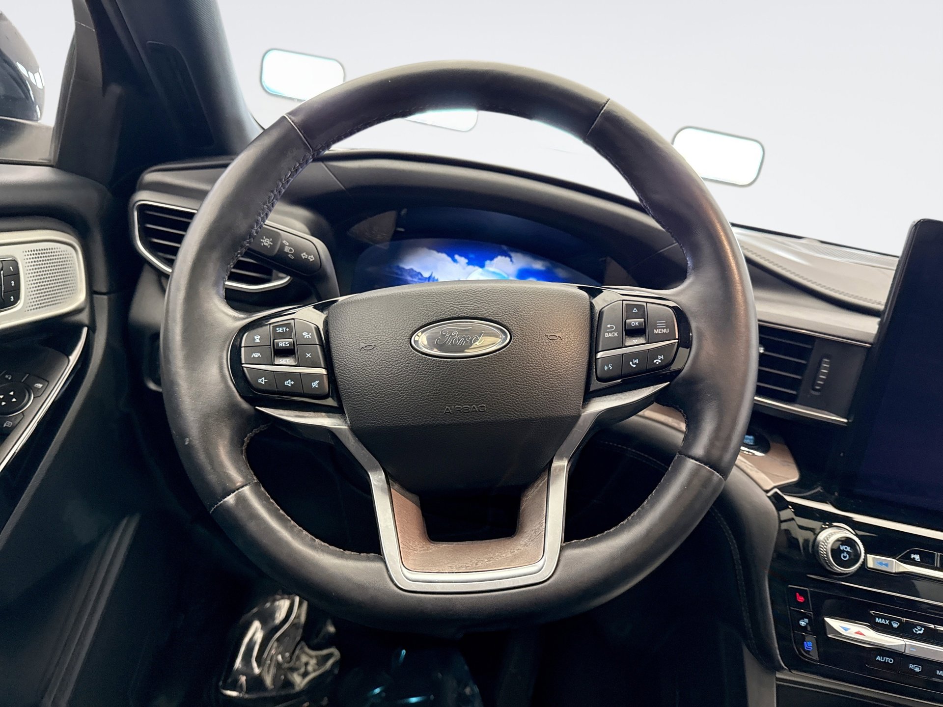 Used 2023 Ford Explorer Platinum w/ Premium Technology Package image 12